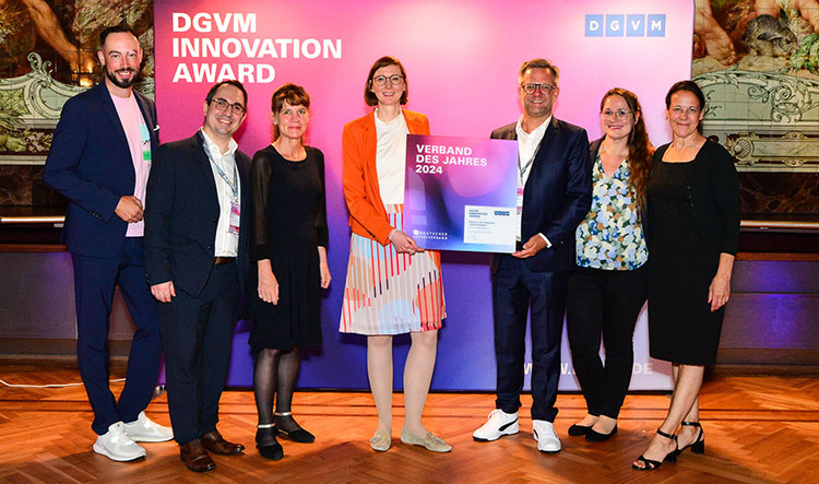 Zusammen mit Kollegen nahm Hauptgeschäftsführer Holger Preibisch (3.vr.) Anfang September die Auszeichnung „Verband des Jahres“ in der Kategorie Nachhaltigkeit von der DGVM für den Deutschen Kaffee-Verband entgegen. Foto: DGVM / Studio Stefan Wernz