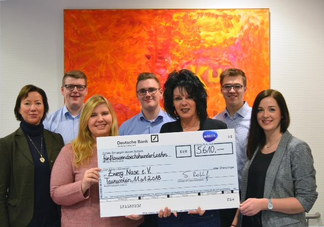 Im Januar überreichten die Brita-Mitarbeiter den Spendenscheck an den Förderverein Zwerg Nase, der sich um pflegebedürftige Kinder mit Beeinträchtigungen und ihre Familien kümmert. Foto: Brita