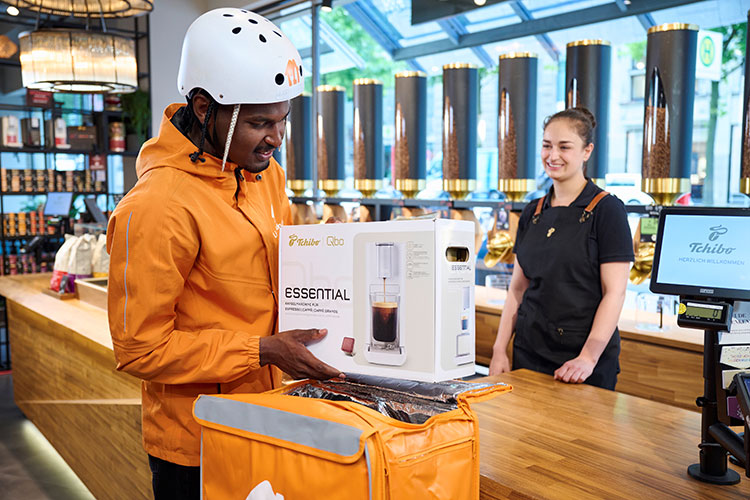 Beim Pilotprojekt von Tchibo und Lieferando erhalten Privatkunden in Berlin und Hamburg Kaffeemaschinen und andere Produkte innerhalb von 60 Minuten per Express-Lieferung. Foto: Lieferando/Tchibo