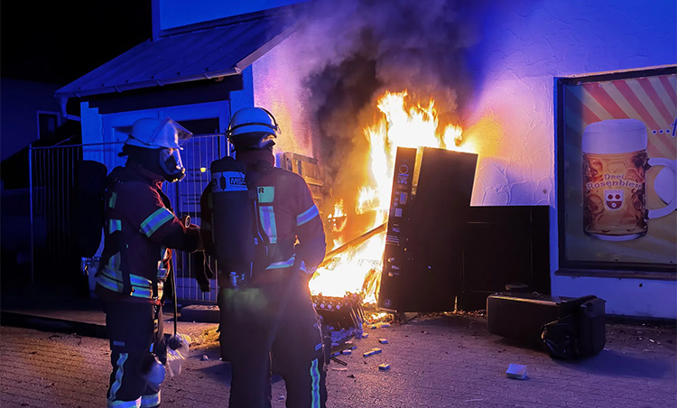 Im bayerischen Au in der Hallertau wurde ein Snackautomat Ziel einer Vandalismus-Attacke und fing Feuer. Beim Eintreffen der Feuerwehr stand das Gerät in Vollbrand. Foto: Feuerwehr Markt Au i. d. Hallertau