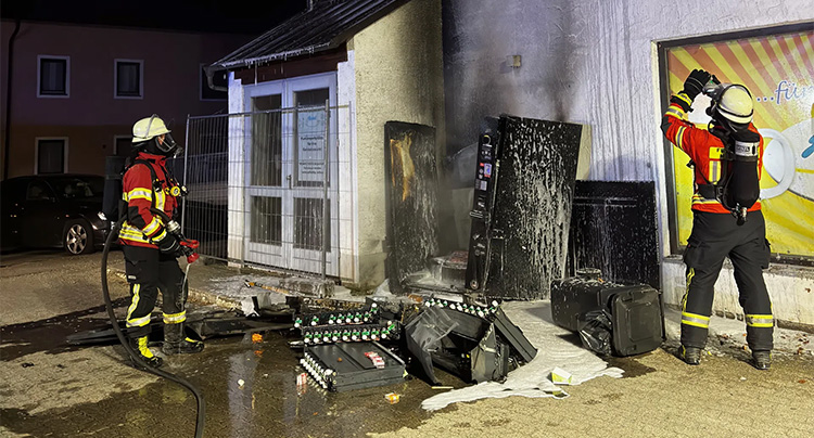 Der Automat wurde vollkommen zerstört, es entstand ein Sachschaden von 15.000 Euro. Die Kriminalpolizei hat die Ermittlungen aufgenommen. Foto: Feuerwehr Markt Au i. d. Hallertau
