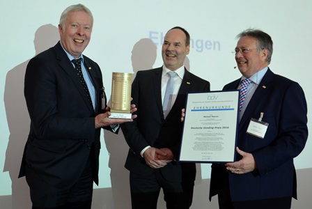 Michael Maurer (li.), Inhaber und Geschäftsführer ASM Automaten-Service Maurer Essen, erhielt in diesem Jahr den Deutschen Vending-Preis - hier überreicht von Udo Gast (M.) und Karl-Heinz Blum. Foto: Nolte