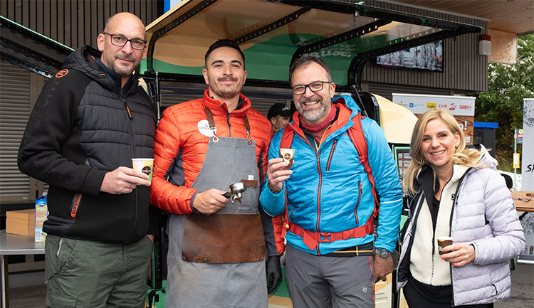 Stärkten sich für die Wanderung mit einem Kaffee (v.l.): Café+Co-Österreich-Geschäftsführer Gerald Matzner-Holsmer, Café+Co-Barista Igor Ilovic, Café+Co International-Geschäftsführer Fritz Kaltenegger und die Tiroler Landtagsabgeordnete Katrin Brugger. Foto: Café+Co/Irene Ascher