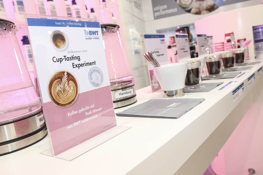 Beim Cup-Tasting am BWT-Stand auf der World of Coffee 2016 können Besucher schmecken, wie wichtig Wasser für den Kaffeegeschmack ist. Foto: BWT