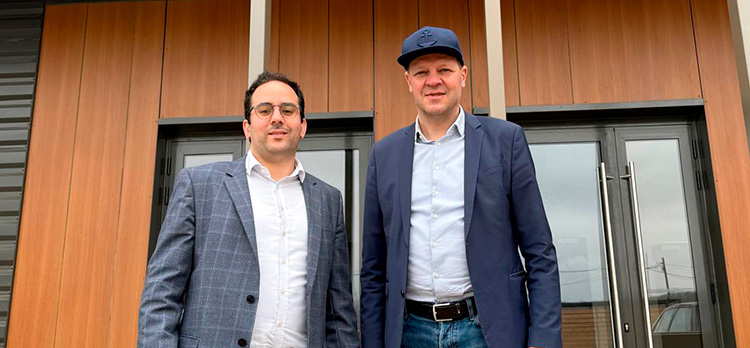 Omar Sellami (l.), Direktor der neu gegründeten Gesellschaft Fries Cup Concept France, und Fries-Kunststofftechnik-Geschäftsführer Gerhard Bertsch wollen ihre Mehrwegkonzepte auf dem französischen Markt etablieren. Foto: Fries