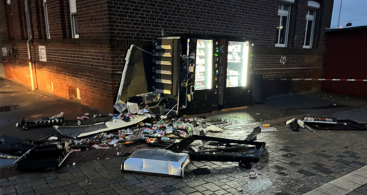 Am 27. Januar 2025 wurde dieser Snackautomat auf dem Bahnhofsvorplatz in Burg, nicht weit von Gommern, gesprengt. Das Gerät ist ein Totalschaden. Foto: Polizei