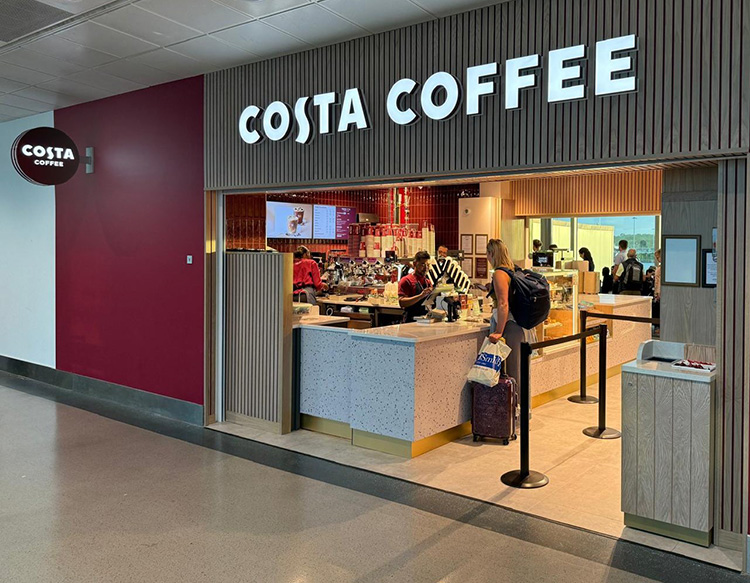 Weltweit betreibt Costa Coffee rund 4.200 Coffee-Shop-Konzepte, beispielsweise den im August eröffneten Take-away-Store am Flughafen London-Stansted. Aktuell soll Eigentümer Coca-Cola laut Medienberichten den Verkauf der internationalen Kaffeekette prüfen. Foto: Costa Coffee