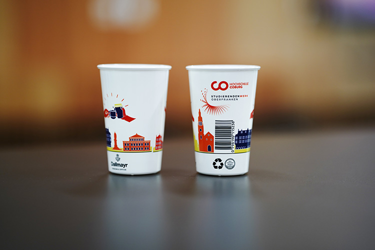 Die Dallmayr-Mehrwegbecher aus recyclingfähigem Kunststoff sind für bis zu 300 Spülgänge ausgelegt und können einfach an Rücknahmeautomaten zurückgegeben werden. Foto: Dennis Mangold / Hochschule Coburg
