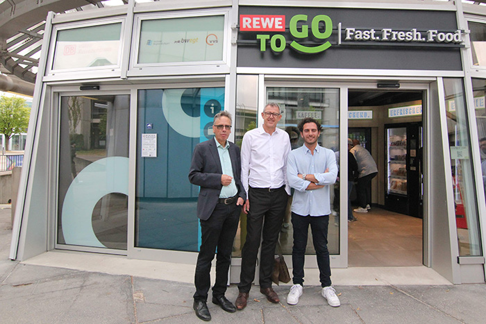 Freuten sich über die Eröffnung (v.l.): Jürgen Wurmthaler, Leitender Direktor für Wirtschaft und Infrastruktur beim Verband Region Stuttgart, Matthias Walter, Leiter Vermietungsprojekte im Regionalbereich Südwest der DB Infra Go, Luca Heidari, Senior Manager Roll-out Lekkerland und Projektverantwortlicher. Foto: Lekkerland