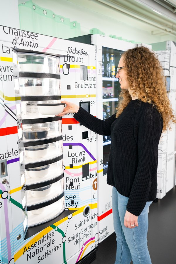 Das Verpflegungskonzept von Eurekantine.de stellt bei Kunden Vending-Automaten oder auch Kühlschränke auf, in denen die von den Mitarbeitern online bestellten Gerichte bis zu sieben Tage lang haltbar sind. Im Rahmen einer strategischen Kooperation werden die angebotenen Speisen und Getränke vom Caterer Dussmann geliefert. Foto: Eurekantine.de