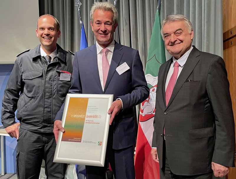 Bei der Übergabe der Förderplakette des Ehrenamtes (v.l.): Christoph Blume, Leitung Feuerwehr Soest, Hans-Günter Trockels, Geschäftsführer Kuchenmeister und Herbert Reul, Innenminister NRW. Foto: Feuerwehr Soest