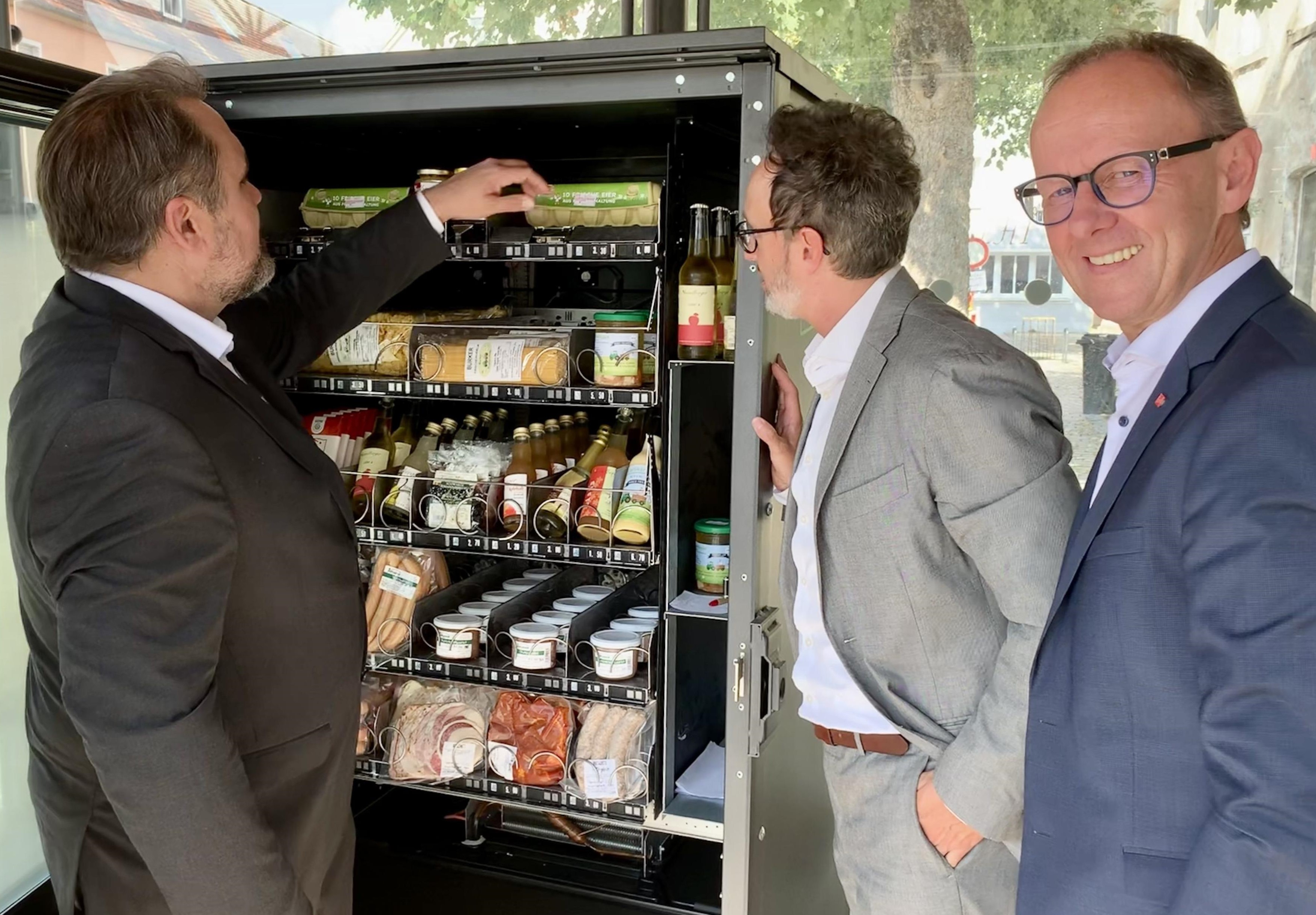 Beim Ortstermin in Herrieden informierte sich FPD-Politiker und MdB Daniel Föst (l.) bei BDV-Geschäftsführer Aris Kaschefi (M.) und Sielaff-Geschäftsführer Robert Zahn zum Thema Nahversorgung durch Verkaufsautomaten. Foto: BDV