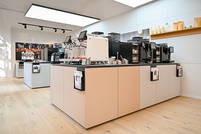 Neben den bekannten Vollautomaten des Schweizer Herstellers und Siebträgermaschinen von Dalla Corte wird im Showroom auch die neue Produktlinie Mytico präsentiert. Foto: Franke