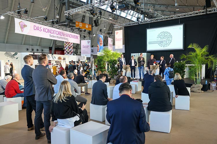 In den Messehallen fanden die Fachbesucher eine Vielzahl spannender Vorträge, wie hier in Halle 8 zum Thema „Vending-Automaten im Smart-Store-Zeitalter“, moderiert von VendingSpiegel-Chefredakteur Sören Nolte (3.v.l.). Foto: Landesmesse Stuttgart