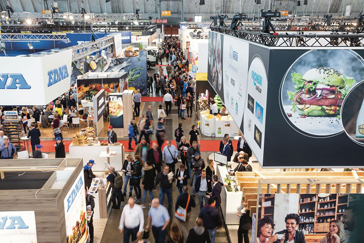 Über 100.000 Besucher kamen zur letzten Ausgabe der Intergastra 2020, um sich an den Ständen der fast 1.500 internationalen Aussteller über Trends und Produktneuheiten im Außer-Haus-Markt zu informieren. An diesen Ergebnissen will die Messe in diesem Jahr anknüpfen. Foto: Landesmesse Stuttgart