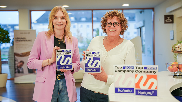 Helena Schütte (l.), Abteilungsleiterin Personalmarketing & Recruiting, und Andrea Grabbe, Director Human Resources, freuen sich über die erneute Auszeichnung von Kaffee Partner als „Top Company“. Foto: Kaffee-Partner