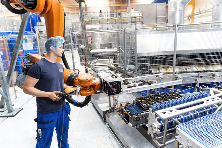 Geschah ursprünglich viel in Handarbeit, setzt das Unternehmen in der Produktion inzwischen moderne Technologie ein. Foto: Kuchenmeister