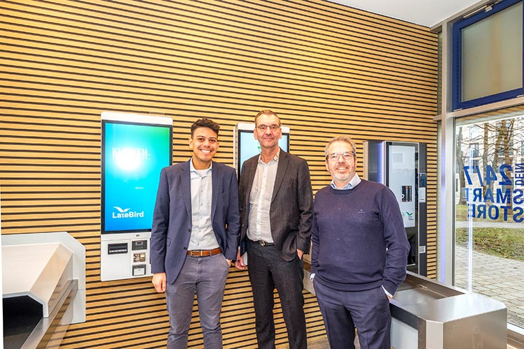 Eröffneten am 26. Januar den neuen Late-Bird-Shop im Vonovia-Quartier an der Lortzingstraße in München-Pasing (v.l.): Maximilian Breß (Innovationsmanager Vonovia), Markus Belte (Geschäftsführer Late-Bird) und Michael Plum (Regionalleiter München Vonovia). Foto: offenblende.de / Schebesta