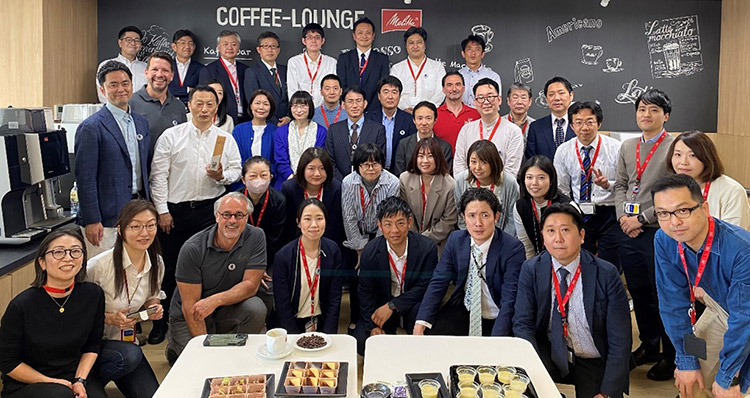 Zum Firmenjubiläum gratulierten Jero Bentz, Head of Melitta Group, Günther Klatt, Director Corporate Development, und Marco Gottschalk, Geschäftsführer Melitta Professional, den Teams um Masayoshi Hattori, Head of Organisation, in Tokio und Osaka persönlich zum Firmen-Jubiläum. Foto: Melitta