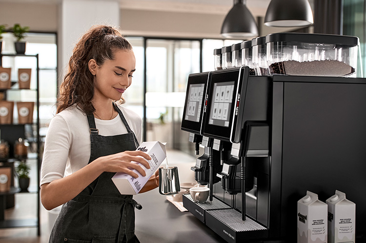 Eine der jüngsten Weiterentwicklungen ist die „2-step“-Konfiguration für die Schaerer Coffee Soul 10 und 12. Diese Variante verzichtet auf ein vollautomatisches Milchsystem und bietet stattdessen Dampfstäbe mit unterschiedlichen Automatisierungsgraden für das manuelle Aufschäumen. Foto: Schaerer