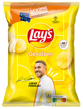Der neue Markenbotschafter Podolski ist auch auf den Chips-Tüten von Lay’s abgebildet. Foto: Pepsico