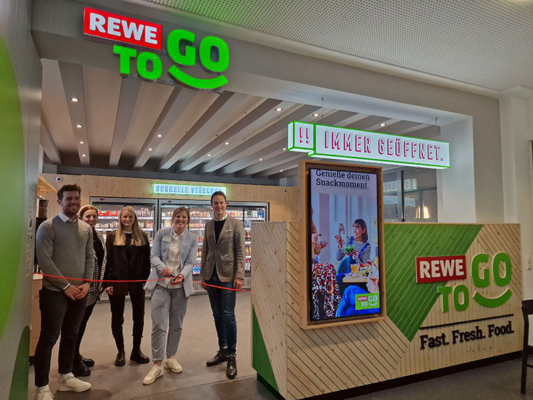 Feierten die Eröffnung des Rewe-to-go-Shops in der Asklepios-Klinik Weißenfels (v.l.): Eric Bodes (Entwicklungsteam Lekkerland), Katharina Schultze (Vertriebsteam Lekkerland), Leonie Bloß (Entwicklungsteam Lekkerland), Hannah Gilles, Geschäftsführerin Asklepios-Klinik Weißenfels und Michael Mayer-Sonnenburg, Director Franchise & Convenience-Stores bei Lekkerland. Foto: Asklepios-Klinik Weißenfels