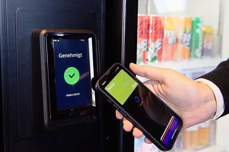 Bargeldloses Zahlungsmittel am Terminal anhalten, und dann lassen sich die Smart-Fridges öffnen. Die entnommenen Produkte werden über Gewichtssensoren und Kameras erfasst und dem Kundenkonto zugeordnet. Foto: Lekkerland/Charlotte Sattler