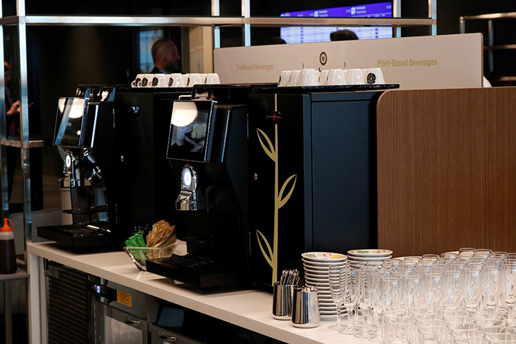 In der neuen Leonardo-Lounge am Mailänder Flughafen Linate stehen für Fluggäste mehrere Tabletop-Geräte RH-TT1 von Rhea bereit. Foto: Rhea