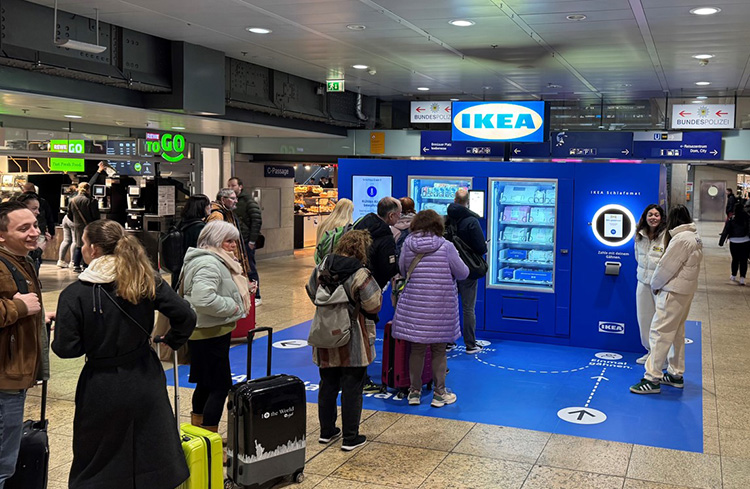 Die befristete Vending-Aktion „Schlafomat“ von Ikea animiert Reisende an den Bahnhöfen Hamburg-Altona, Köln und Düsseldorf dazu, mit dem Gerät zu interagieren. Belohnt werden die Teilnehmer mit Ikea-Produkten für unterwegs. Foto: Inter Ikea Systems 2025