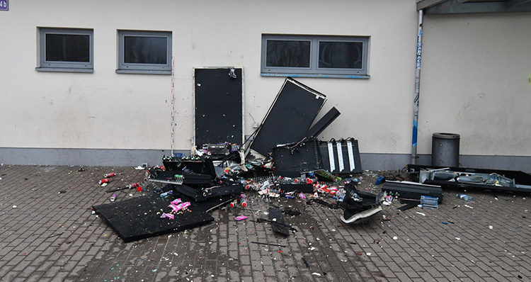 Derzeit häufen sich die Meldungen über gesprengte Vending-Automaten. Der am 17. Januar 2025 durch eine Explosion völlig zerstörte Snackautomat in Gommern, Sachsen-Anhalt, ist nur ein Beispiel von mehreren. Foto: Polizei/KK Dreizehner