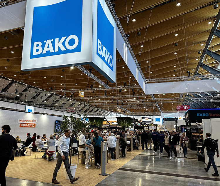 Auf vielen Ständen der Südback 2024 herrschte reger Betrieb durch den Besuch von zahlreichen Mitarbeitern aus dem Bereich Bäckerei und Konditorei aber auch von Händlern – entsprechend zufrieden waren die meisten Aussteller. Ausgestellt haben neben den klassischen Anbietern für das Backgewerbe auch Heißgetränke- und Kaffeevollautomaten-Unternehmen sowie Ladenbauer. Foto: Lang