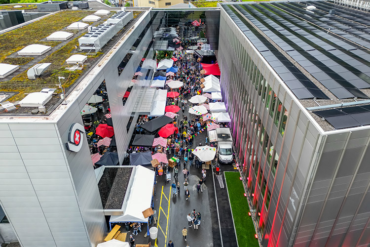 Am Eröffnungstag wurde den Besuchern viel geboten: Von Rundgängen durch den Neubau über eine hochwertige Verpflegung bis hin zu einem Überraschungskonzert am Abend. Foto: Thermoplan