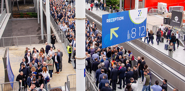 Die Premiere der Venditalia in den Messehallen Fieramilano Rho besuchten Mitte Mai über 22.000 Fachbesucher. Beim Einlass, wie hier am zweiten Messetag, herrschte teilweise großer Andrang. Foto: Nolte