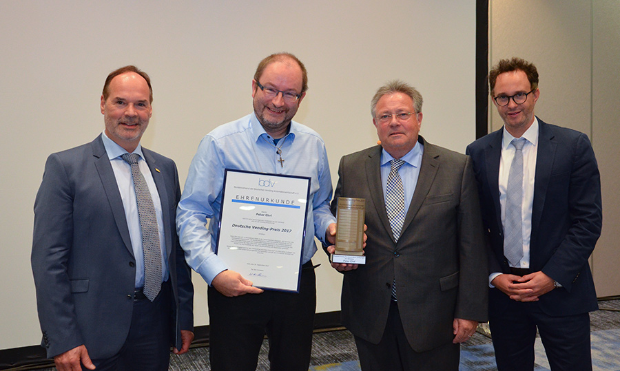 Überreichten den Deutschen Vending-Preis 2017 an Peter Ehrl (2.vl.): BDV-Vorstandsprecher Karl-Heinz Blum (2.vr.), sein Stellvertreter Udo Gast (l.) und BDV-Geschäftsführer Aris Kaschefi. Foto: Nolte