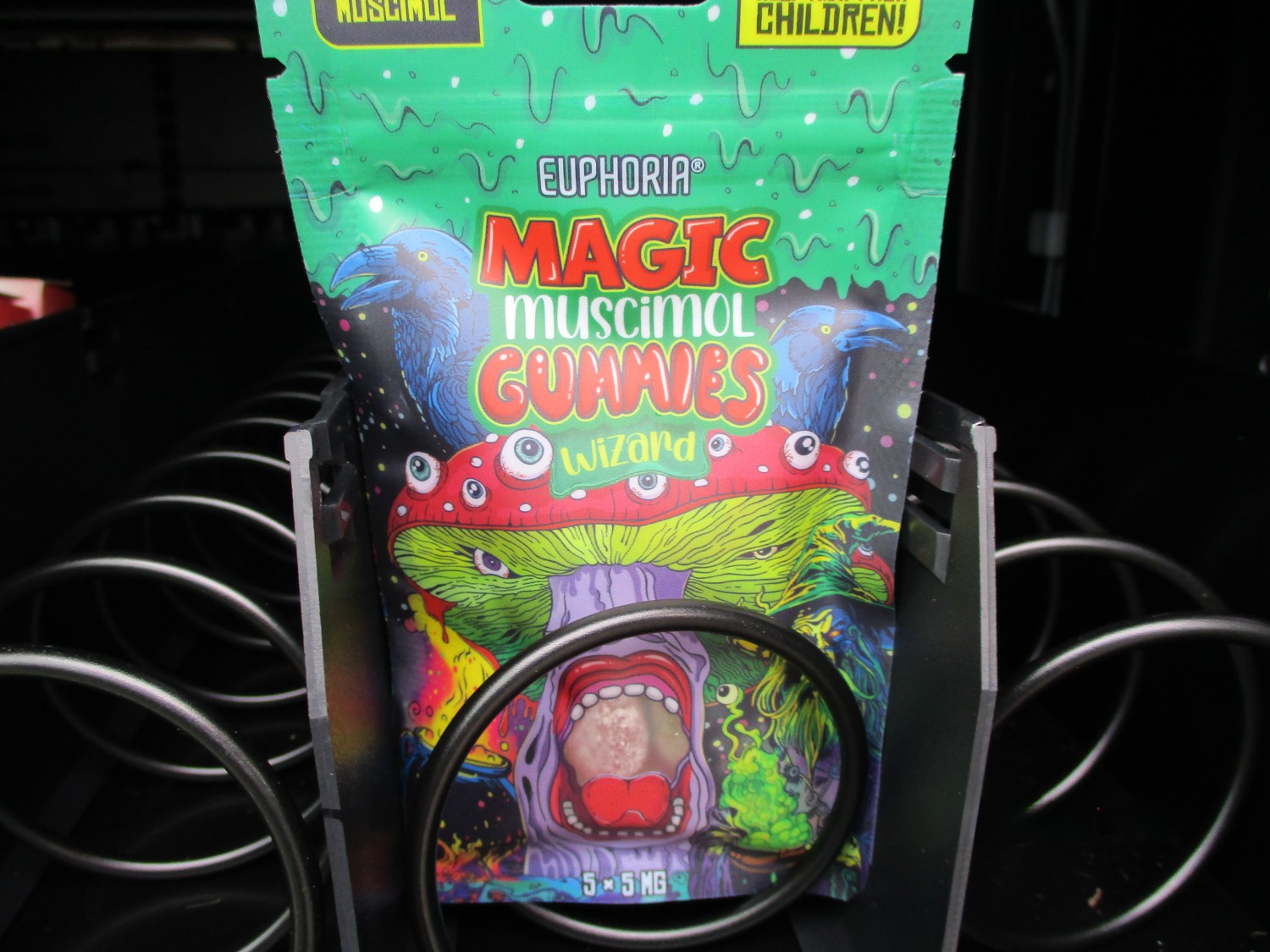 Dieses Produkt mit dem Fliegenpilz-Giftstoff Muscimol wurde im Wetteraukreis aus Vending-Automaten verkauft. Nachdem ein Kunde nach dem Verzehr mit Vergiftungserscheinungen ins Krankenhaus kam, wurden die Produkte aus dem Verkehr gezogen. Foto: Wetteraukreis