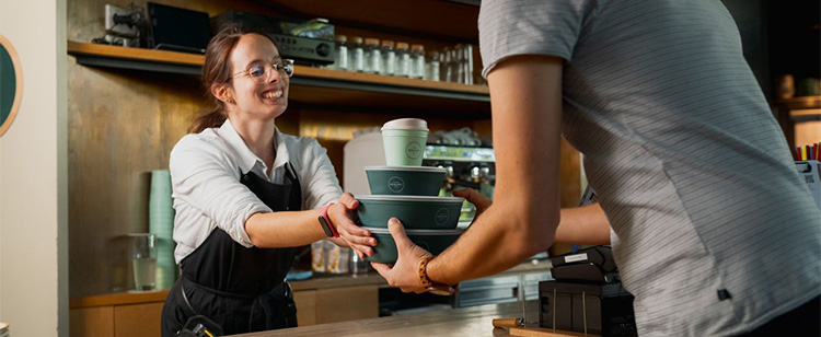 Nach Inkrafttreten der EU-Verpackungsverordnung ist jetzt eine konsequente und klar geregelte Umsetzung der gesetzlichen Vorgaben in nationales Recht wichtig, um Unsicherheiten bei den Inverkehrbringern von Verpackungen zu vermeiden. Das Unternehmen Recup/Rebowl zeigt, dass Mehrweglösungen flächendeckend und länderübergreifend auch im Außer-Haus-Markt funktionieren können. Foto: Recup