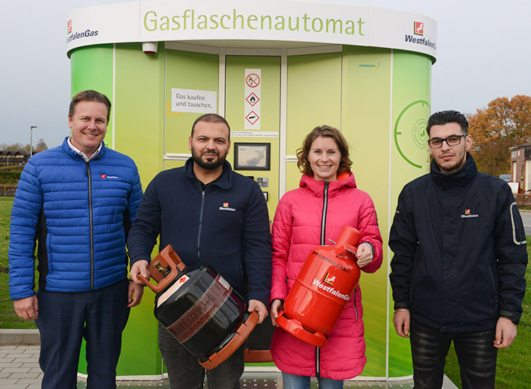 Eröffneten in Olfen den ersten Westfalen-Gasflaschentauschautomaten (v.l.): Tim Fronholt, Leiter Flaschengas im Bereich Energy Solutions der Westfalen-Gruppe, Fatih Tozlu, Betreiber der Westfalen-Tankstelle Olfen, Lina Koch, Projektmanagerin im Bereich Energy Solutions der Westfalen-Gruppe, und Ersin Önder, Stationsleiter der Westfalen-Tankstelle Olfen. Foto: Westfalen